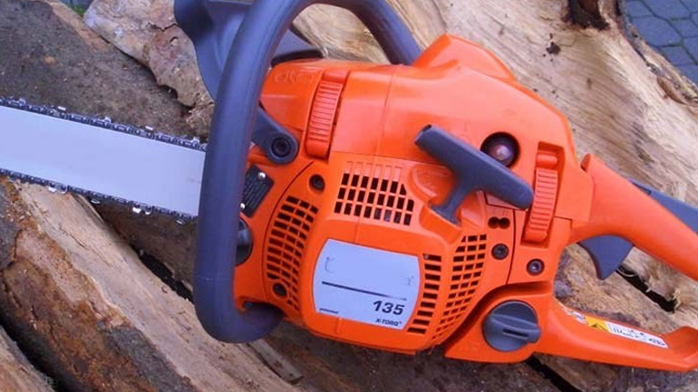 Ακρωτηριάστηκε με αλυσοπρίονο – Στο νοσοκομείο Λαρισαίος μετά το ατύχημα