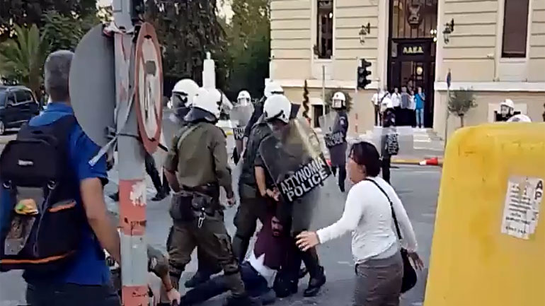 Μικροεπεισόδια έξω από την τουρκική πρεσβεία, σε συγκέντρωση διαμαρτυρίας για τον Οτσαλάν