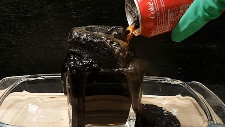 Πως αντιδρά ο ανθρώπινος οργανισμός στην Cola; – Αντέχεις να το δεις;