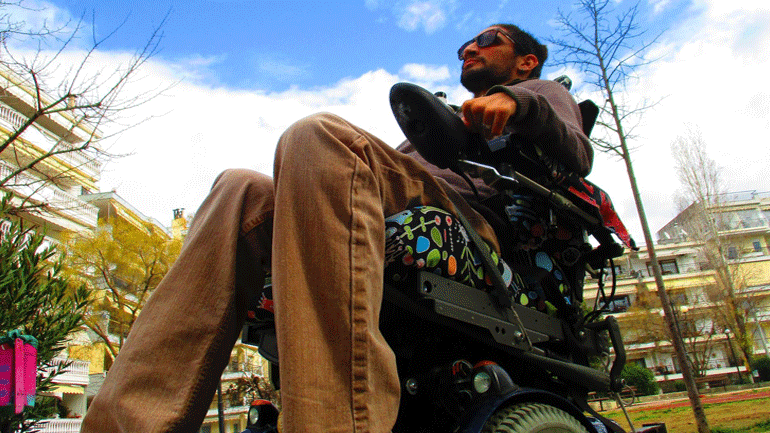 «Στα καλά του “καθισμένου”» στο θέατρο Σοφούλη