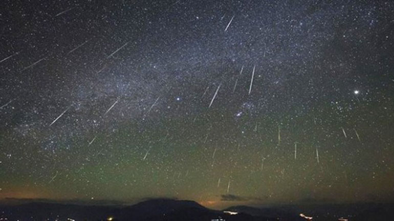 Θέαμα για ρομαντικούς τα «πεφταστέρια» το βράδυ της Παρασκευής