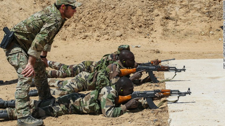 Αμερικάνος εκπαιδευτής παρακολουθεί βολή στρατιωτών του Νίγηρα σε βάση στην Diffa.
