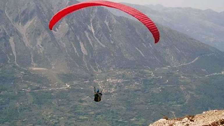 Αράχωβα: Αίσιο τέλος στις έρευνες για τον Γάλλο ανεμοπτεριστή