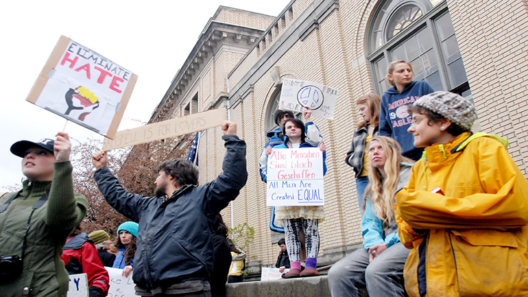 Διαδήλωση κατά ομιλίας οπαδού της «λευκής φυλής»