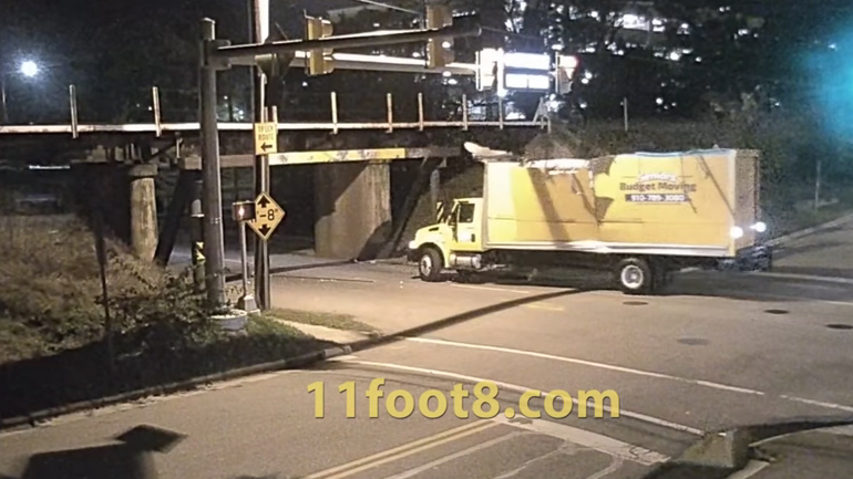 Συνεχίζει να καταστρέφει φορτηγά αυτή η γέφυρα! Συνεχίζει να καταστρέφει φορτηγά αυτή η γέφυρα!