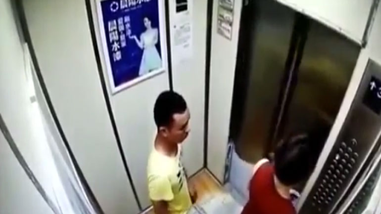 Νεαρός αποπειράθηκε να βιάσει μητέρα σε ασανσέρ ενώ ήταν μπροστά το παιδί της