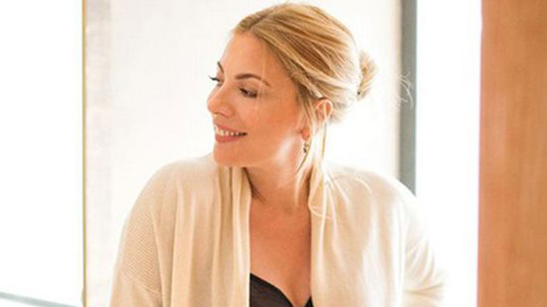 Σ. Καρύδη: Backstage βίντεο από τη φωτογράφιση για το «Νότα Μία»