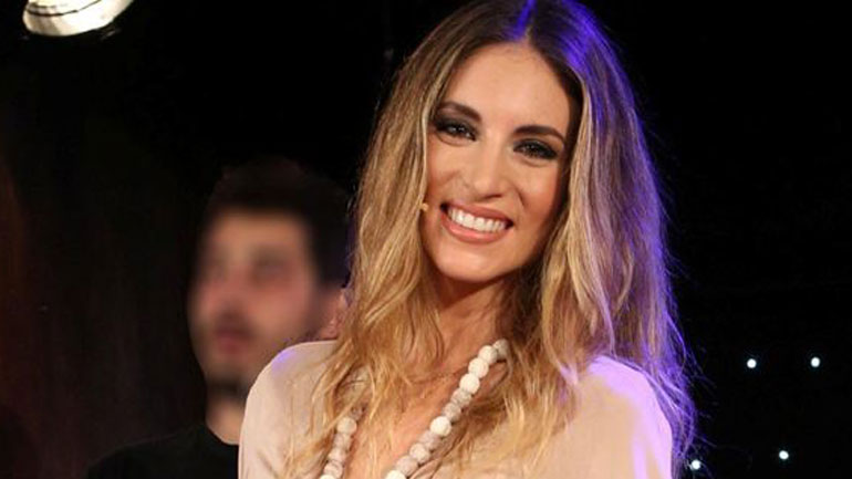 Αθηνά Οικονομάκου: Βόλτες στο κέντρο της Αθήνας για την εγκυμονούσα ηθοποιό