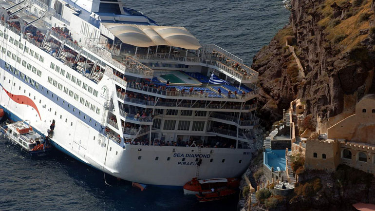 Εντολή ανέλκυσης του κρουαζιερόπλοιου Sea Diamond που βρίσκεται βυθισμένο στη Σαντορίνη