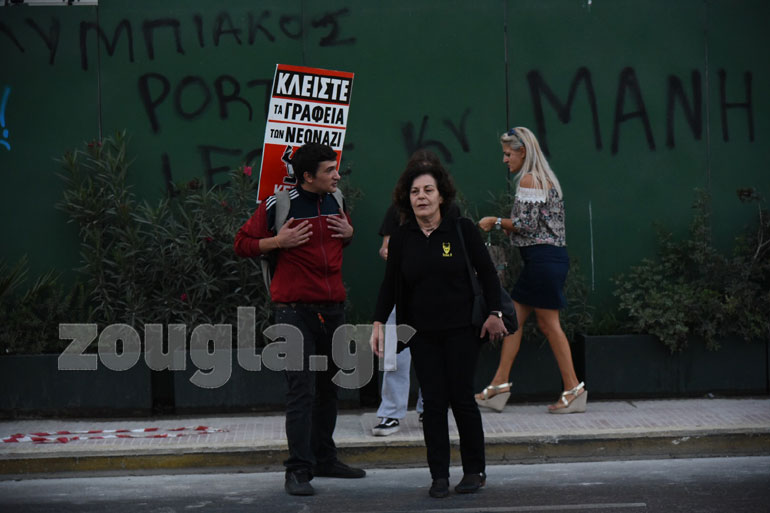 Στη σημείο διαμαρτύρεται και η Μάγδα Φύσσα, μητέρα του δολοφονημένου νεαρού