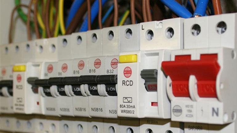 Παρίσταναν τους ηλεκτρολόγους και «άδειαζαν» σπίτια σε Σέρρες και Χαλκιδική