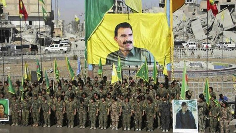 Συρία: Οργή της Άγκυρας για το λάβαρο του Οτσαλάν που υψώθηκε στο κέντρο της Ράκας