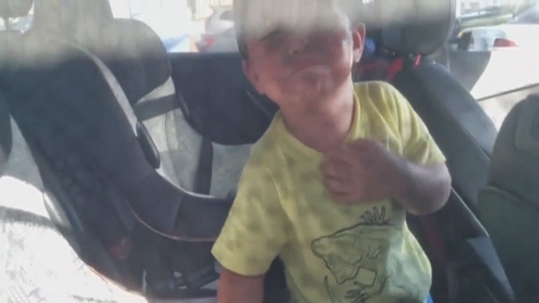 Πυροσβέστες απεγκλωβίζουν από αμάξι που «βράζει» ένα αγοράκι