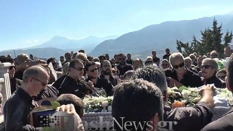 Κρήτη – Ράγισαν καρδιές στην κηδεία του Μ. Κακλή: Το τελευταίο τραγούδι για τον μεγάλο λαουτιέρη