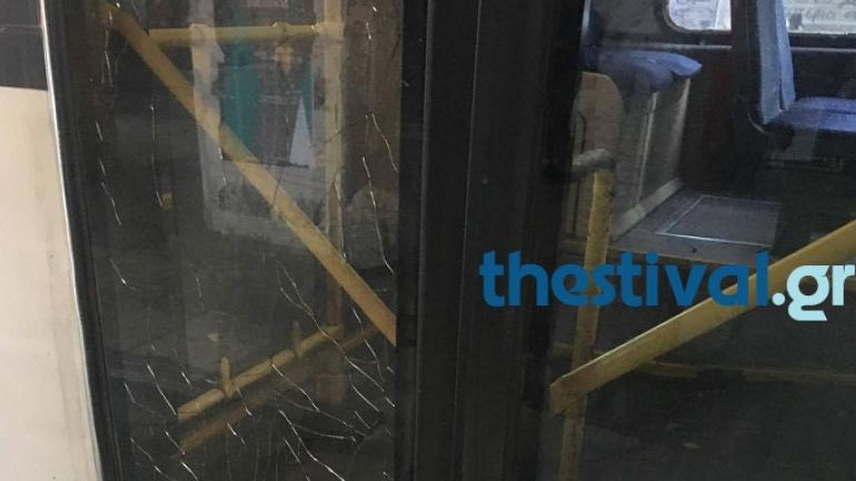 Επίθεση με πέτρες σε λεωφορείο του ΟΑΣΘ μπροστά στο ΑΠΘ
