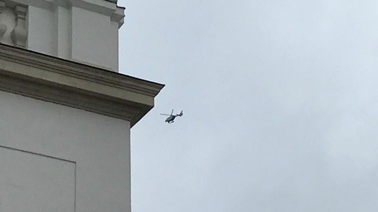 Ελικόπτερο της Αστυνομίας 'χτενίζει' την περιοχή για να εντοπίσει τον δράστη