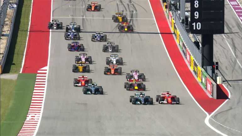 Η εκκίνηση του αγώνα όπου ο Vettel προσπερνά τον Hamilton