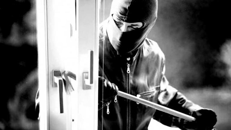 Βοιωτία: Πέντε ένοπλοι ληστές εισέβαλαν σε οικία