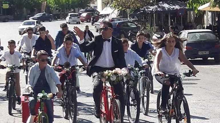 Κρήτη: Γαμπρός πήγε στην εκκλησία με ποδήλατο!