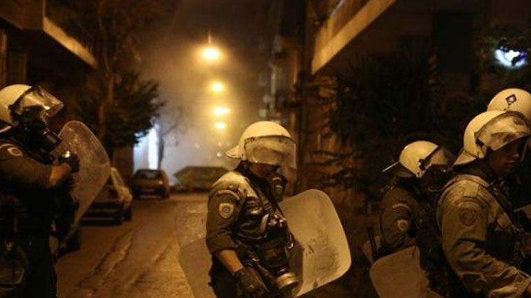 Επιθέσεις με μολότοφ κατά διμοιριών των ΜΑΤ στα Εξάρχεια