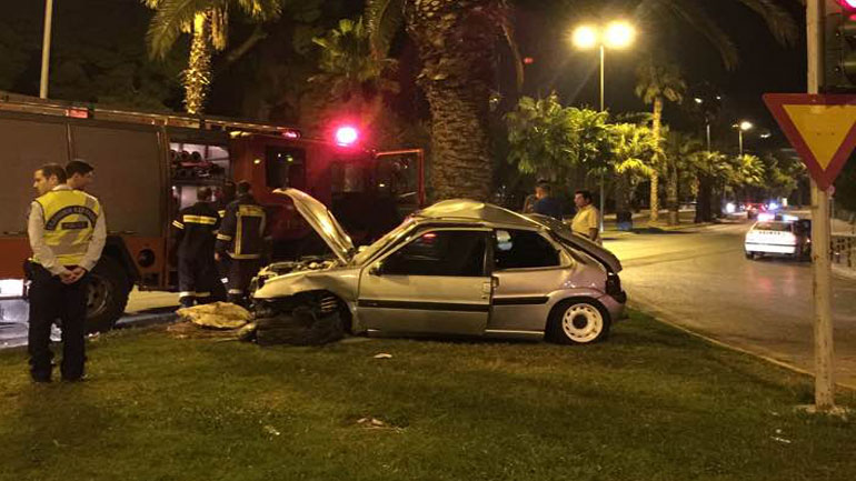 Σοβαρό τροχαίο ατύχημα στη Βουλιαγμένης – νεαροί απεγκλωβίστηκαν από την Πυροσβεστική