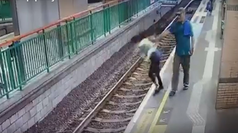 Σοκαριστικό βίντεο: Άνδρας σπρώχνει μια γυναίκα στις ράγες του τρένου