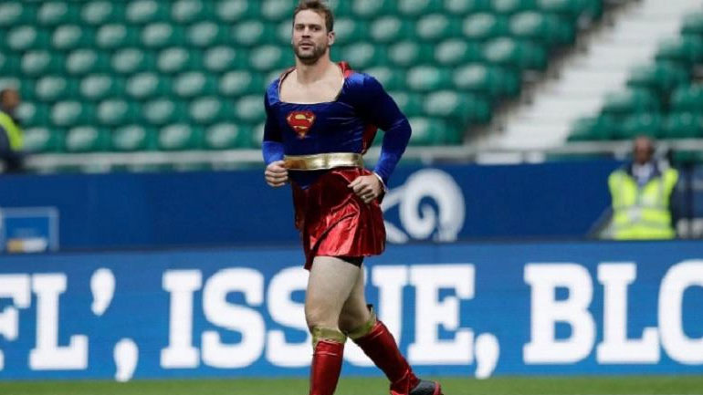 Απίστευτο: Αθλητής του NFL έχασε στοίχημα και έκανε ζέσταμα με στολή… Super Girl