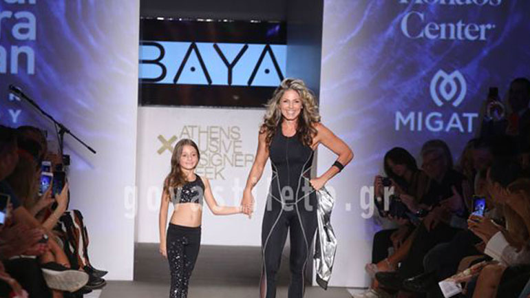 AXDW: Η Κατερίνα Λάσπα περπάτησε στην πασαρέλα μαζί με την κόρη της, Σάρα