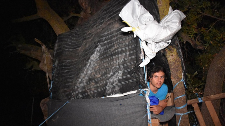 Χίος: Μετανάστες κοιμούνται πάνω στα δένδρα για να αποφύγουν την βροχή!