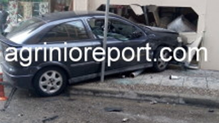 Αγρίνιο: Ι.Χ μπήκε σε κατάστημα μετά από σφοδρή σύγκρουση