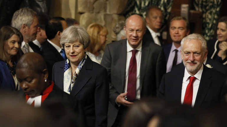 Βρετανία: Άσκηση «κωλοτούμπα» για την Τερέζα Μέι