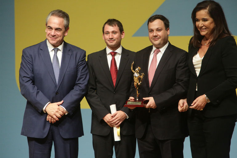 Oι αδελφοί Κωνσταντίνος και Γεώργιος Δάβαρης με τον κ. Μίχαλο και την κ. Μπακογιάννη