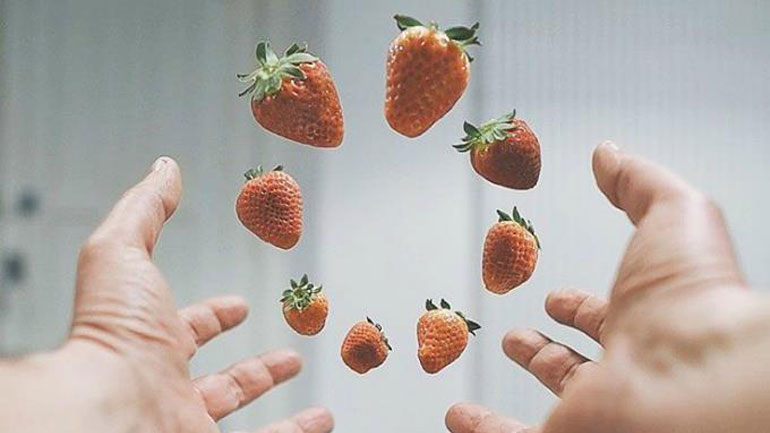 Τροφές που αιωρούνται και καταλήγουν μόνες τους στο στόμα μας