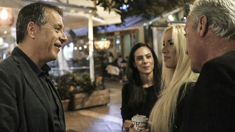 Στ. Θεοδωράκης: « Ένα βήμα μπρος, δύο βήματα πίσω, κάνει  η κυβέρνηση»