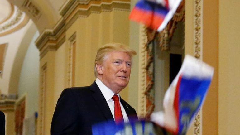 Πέταξαν στον Ντ. Τραμπ ρωσικές σημαίες μέσα στο Καπιτώλιο!- Απίστευτο περιστατικό