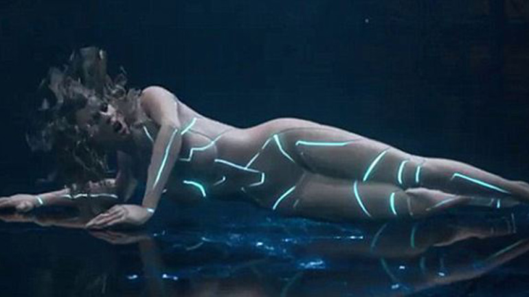 Η Taylor Swift υποδύεται ένα σέξι ρομπότ – μανεκέν στο νέο της video clip