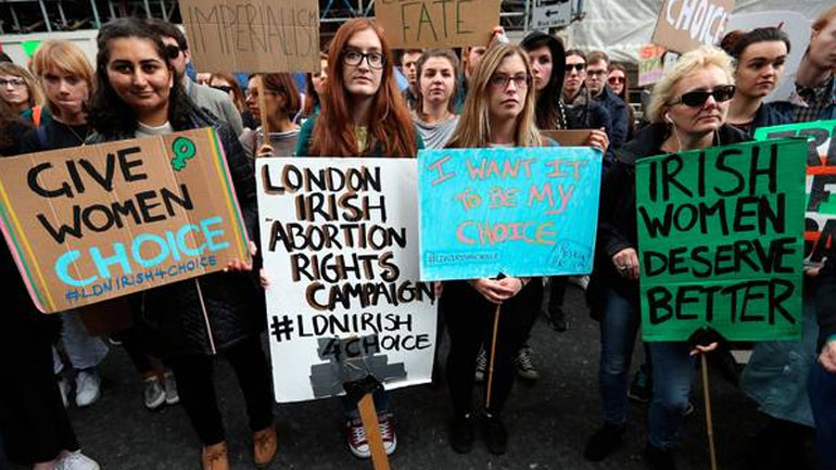 Η Ιρλανδία αιτείται αλλαγή νομοθεσίας για τις αμβλώσεις