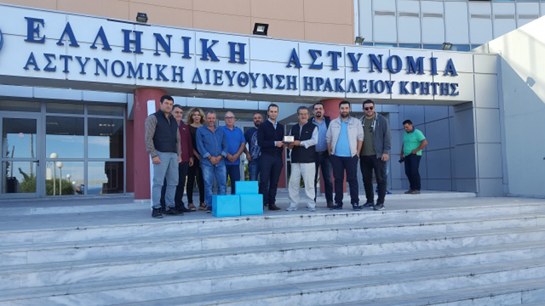 Η εταιρεία «Πλαστικά Κρήτης» δώρισε εξοπλισμό στην ΕΛ.ΑΣ ως «ευχαριστώ» για την υπόθεση Λεμπιδάκη