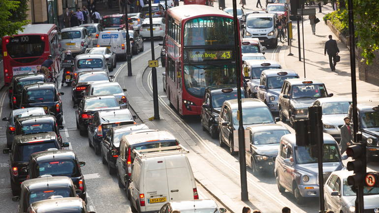 Πληρώνουν τέλος τοξικότητας τα παλαιά οχήματα που κυκλοφορούν στο Λονδίνο