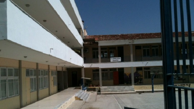 Παράθυρο έπεσε σε κεφάλι μαθητή του 1ου Λυκείου Χολαργού