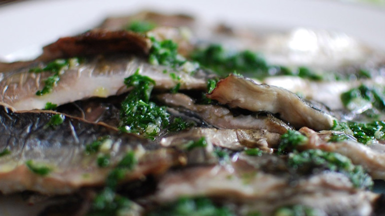 Κολιός με σκόρδο και λεμόνι στον φούρνο