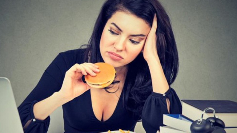 Πώς το στρες βλάπτει το πεπτικό σύστημα – Κάνει ό,τι και το junk food