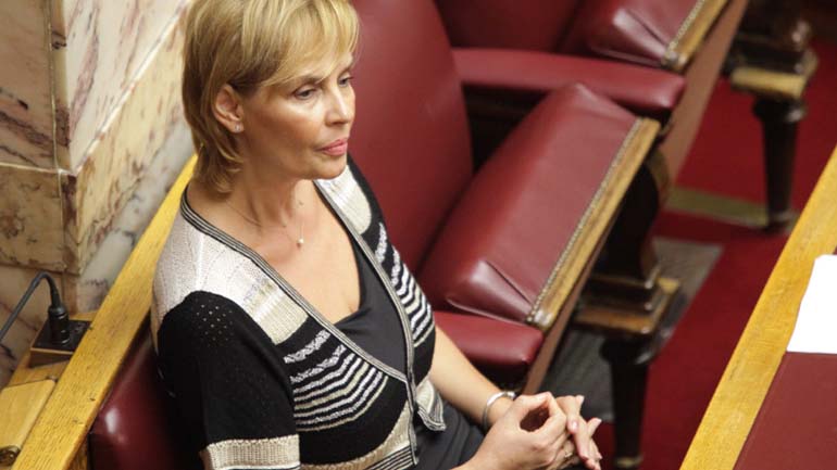 Η Παπακώστα “στηρίζει” Καμμένο και αποδοκιμάζει Άδωνι