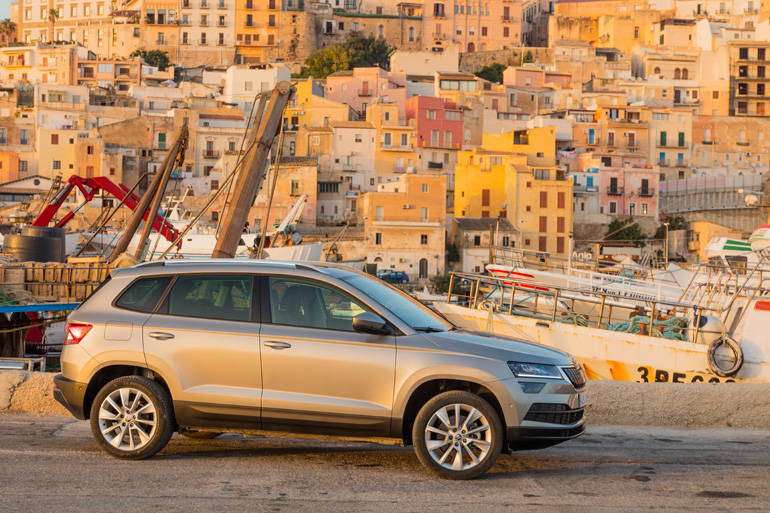 Φουλ LED προβολείς, φαρδιά προστατευτικά και ζάντες 16 έως 19 ιντσών 