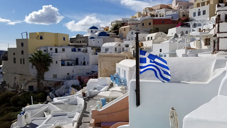 Σαντορίνη: Τον ενόχλησε ένα κινηματογραφικό drone κι άρχισε να το πυροβολεί!