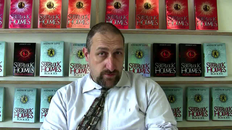 Ο Βρετανός Άντριου Λέιν, ο συγγραφέας των περιπετειών του νεαρού Σέρλοκ Χολμς, έρχεται στην Αθήνα