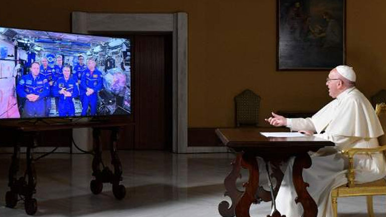 Βιντεοκλήση με το διάστημα έκανε ο πάπας Φραγκίσκος