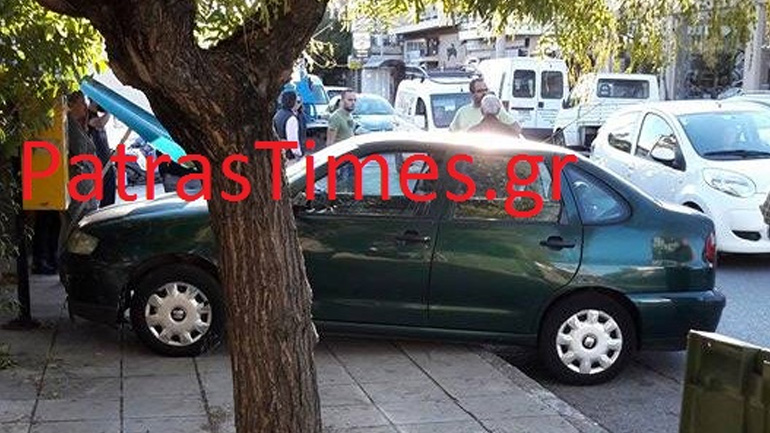 Πάτρα: Παραλίγο τραγωδία – ΙΧ ανέβηκε σε πεζοδρόμιο και σταμάτησε δίπλα από περίπτερο