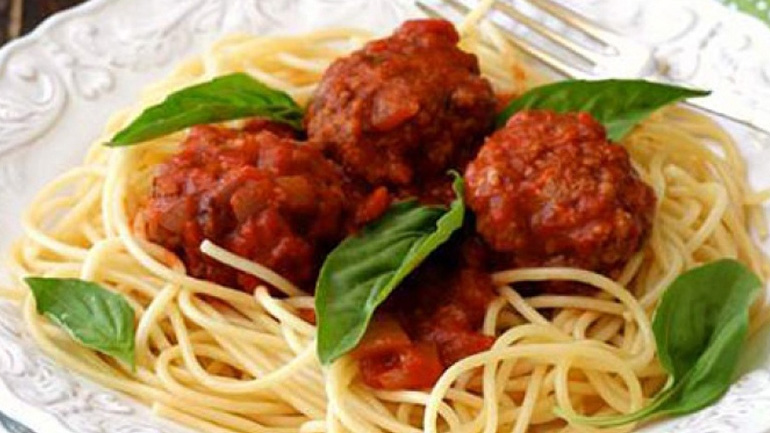 Κεφτεδάκια με κόκκινη σάλτσα και σπαγγέτι