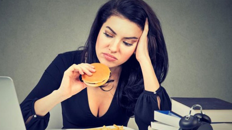 Πώς το στρες βλάπτει το πεπτικό σύστημα – Κάνει ό,τι και το junk food